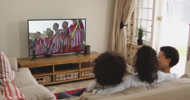 Compuesto Familia Feliz Sentados Casa Juntos Viendo Partido Hockey Televisión — Vídeos de Stock