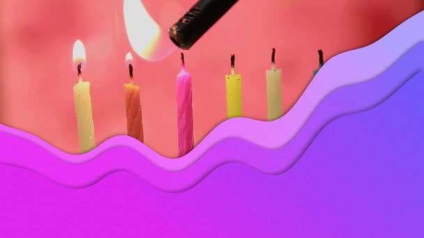 誕生日ケーキの上に軽い照明ろうそくの上に紫色の波のアニメーション 誕生日 お祝い パーティー イベントのコンセプトデジタルで生成されたビデオ — ストック動画