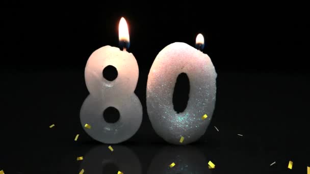 在黑色背景的80个生日蜡烛上 金粉的动画飘落下来 庆祝会 传统及活动概念数码制作的影片 — 图库视频影像