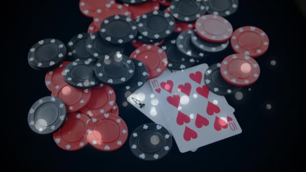 Animace Bílých Skvrn Světla Plovoucí Přes Pokerové Žetony Hrací Karty — Stock video