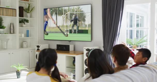 Composto Família Feliz Sentados Casa Juntos Assistindo Jogo Hóquei Esportes — Vídeo de Stock