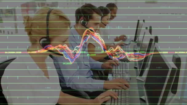 헤드셋을 사용하는 사람들에 통계와 데이터 처리의 애니메이션 디지털 인터페이스 디지털 — 비디오