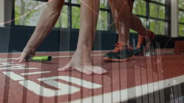 男子接力跑运动员在赛程起跑线上的统计和数据处理动画 全球体育 健身和数据处理概念数码视频 — 图库视频影像