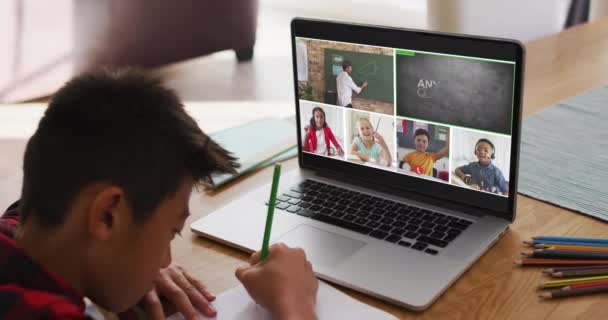 男中学生在家里用笔记本电脑上网上课 屏幕上有各种各样的老师和班级 全球通信技术与在线初等教育概念 数字复合视频 — 图库视频影像