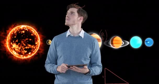 Animazione Uomo Affari Utilizzando Tablet Equazioni Sistema Solare Astronomia Globale — Video Stock