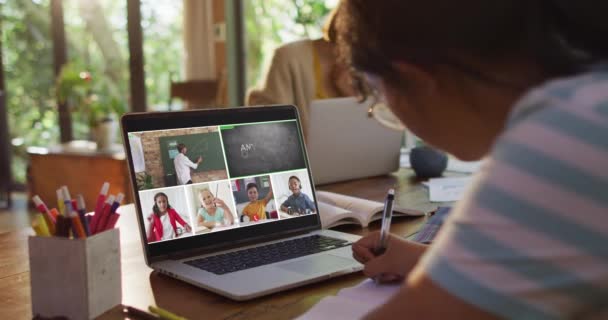Композит Дівчини Використовує Ноутбук Онлайн Уроку Вдома Різноманітним Вчителем Класом — стокове відео