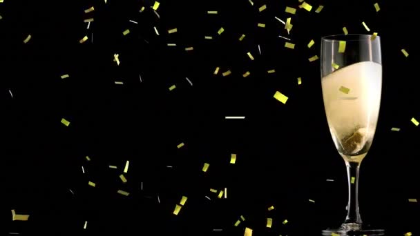 Animación Confeti Dorado Cayendo Sobre Copa Champán Nochevieja Fiesta Celebración — Vídeos de Stock