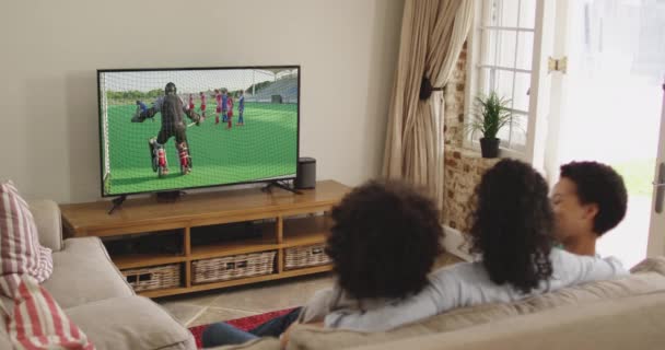 Compuesto Familia Feliz Sentados Casa Juntos Viendo Partido Hockey Televisión — Vídeo de stock