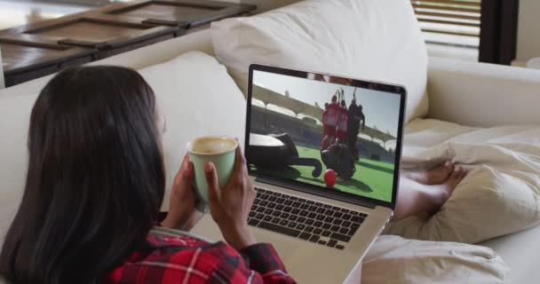 앉아서 커피를 노트북에서 경기를 여성들로 구성되어 있습니다 스포츠 디지털 비디오 — 비디오