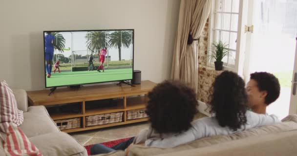 Composto Família Feliz Sentados Casa Juntos Assistindo Jogo Hóquei Esportes — Vídeo de Stock