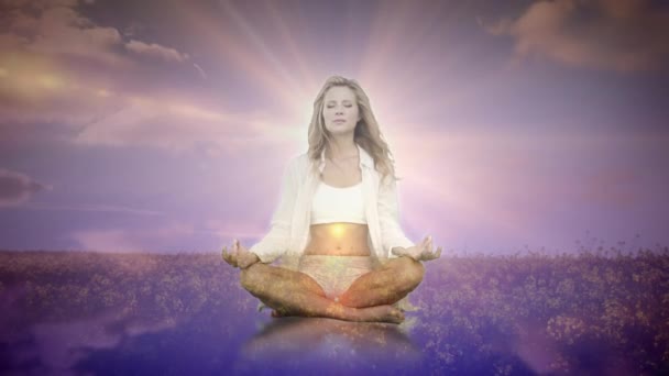 Animación Luz Brillante Sobre Mujer Practicando Yoga Sobre Bosque Cielo — Vídeo de stock