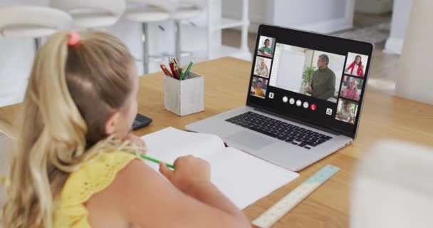 家庭でのオンラインレッスンのためのラップトップを使用して女の子の複合 画面上の多様な教師とクラスと 地球規模の通信技術とオンライン初等教育の概念デジタルで生成されたビデオ — ストック動画