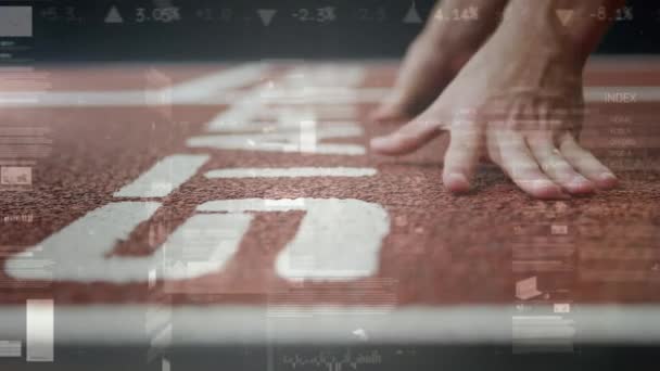 赛跑选手手头上的数据处理动画在赛车场起跑线上 全球体育 竞争和数据处理概念数码视频 — 图库视频影像