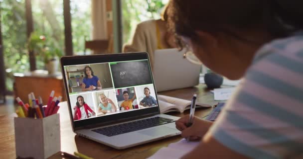 Studentessa Che Utilizza Computer Portatile Lezione Online Casa Con Diversi — Video Stock