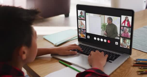 Schoolboy Använder Laptop För Online Lektion Hemma Med Olika Lärare — Stockvideo