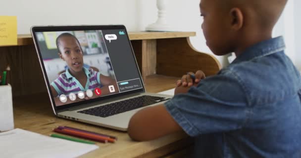 Schoolboy Χρησιμοποιώντας Φορητό Υπολογιστή Για Online Μάθημα Στο Σπίτι Συνάδελφό — Αρχείο Βίντεο