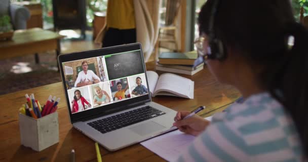 Школьница Использует Ноутбук Онлайн Урока Дома Разными Учителями Классами Экране — стоковое видео
