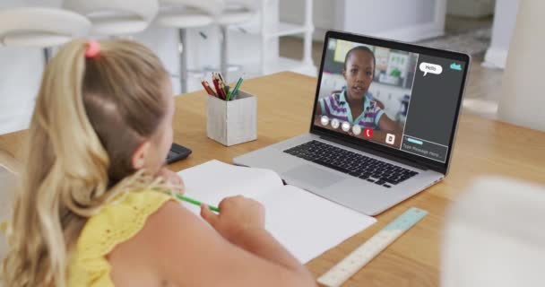 Colegiala Utilizando Ordenador Portátil Para Lección Línea Casa Con Colega — Vídeos de Stock