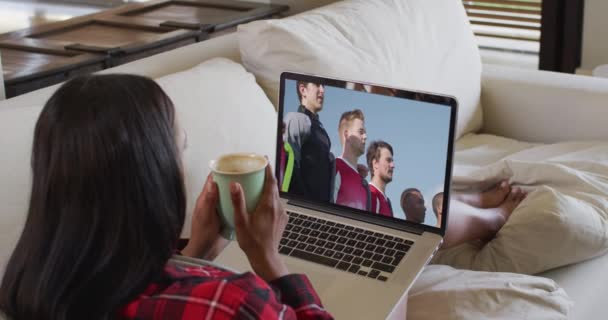 Összetett Kép Egy Nőről Aki Otthon Kávéval Kezében Focimeccset Néz — Stock videók