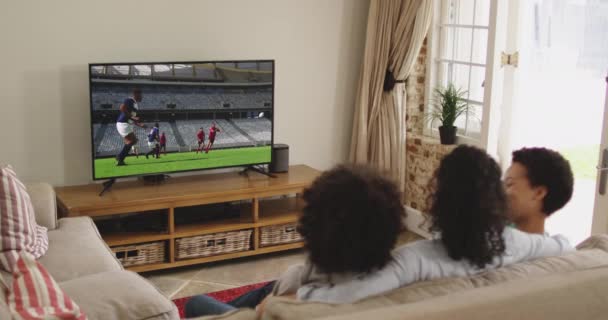 Compuesto Familia Feliz Sentados Casa Juntos Viendo Partido Rugby Televisión — Vídeo de stock