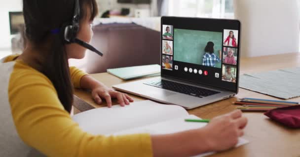 Zusammensetzung Von Mädchen Mit Laptop Für Den Online Unterricht Hause — Stockvideo