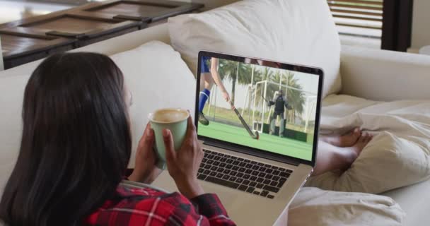 앉아서 커피를 노트북에서 경기를 여성들로 구성되어 있습니다 스포츠 디지털 비디오 — 비디오