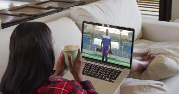 Samenstelling Van Een Vrouw Die Thuis Koffie Zit Kijken Naar — Stockvideo