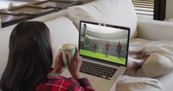 Samenstelling Van Een Vrouw Die Thuis Koffie Zit Kijken Naar — Stockvideo