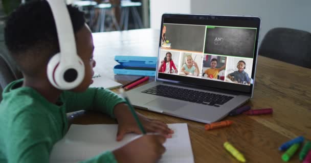 Schoolboy Använder Laptop För Online Lektion Hemma Med Olika Lärare — Stockvideo