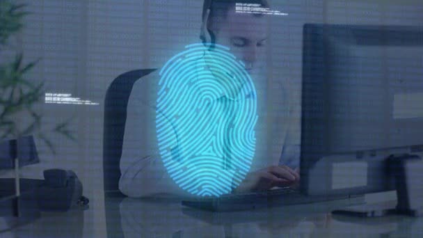 ヘッドセットを着用したビジネスマンに対する指紋とデータ処理のアニメーション 世界中の通信 ビジネス デジタルインターフェース テクノロジーの概念がデジタルで生成されたビデオ — ストック動画