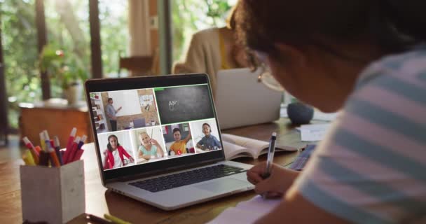 Estudante Usando Laptop Para Aula Line Casa Com Professor Diversificado — Vídeo de Stock