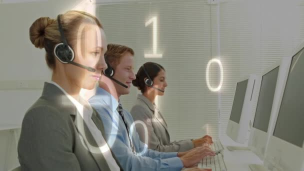 Animation Von Binärcode Über Geschäftsleute Die Headsets Tragen Globale Kommunikation — Stockvideo