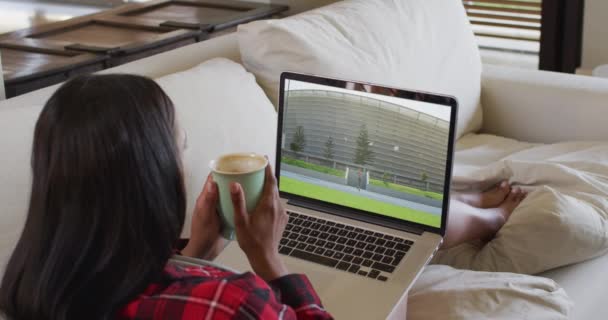 Kompozycja Kobiety Siedzącej Domu Oglądającej Kawę Laptopie Sport Konkurencja Rozrywka — Wideo stockowe