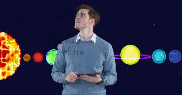 Анимация Бизнесмена Помощью Планшета Над Уравнениями Солнечной Системой Глобальная Астрономия — стоковое видео