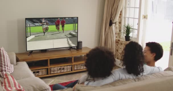 Composto Família Feliz Sentados Casa Juntos Assistindo Rugby Match Esportes — Vídeo de Stock