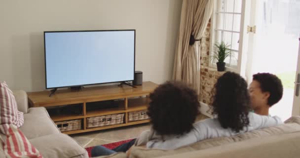 Mutlu Bir Ailenin Evde Oturup Maç Izlemesinin Birleşimi Spor Rekabet — Stok video