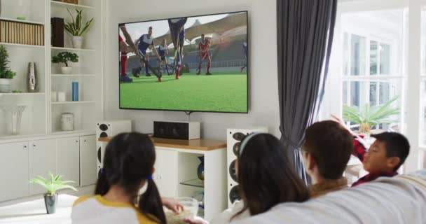 Compuesto Familia Feliz Sentados Casa Juntos Viendo Partido Hockey Televisión — Vídeo de stock