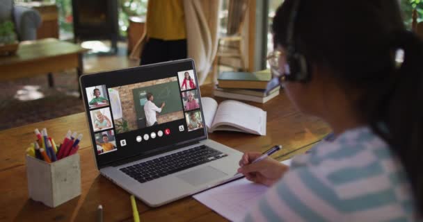 Estudante Usando Laptop Para Aula Line Casa Com Professor Diversificado — Vídeo de Stock