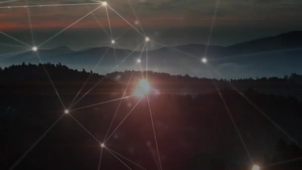 日没の風景の上を移動する接続の輝くネットワークのアニメーション 地球規模の通信 デジタルインターフェース データネットワークの概念 デジタルで生成されたビデオ — ストック動画