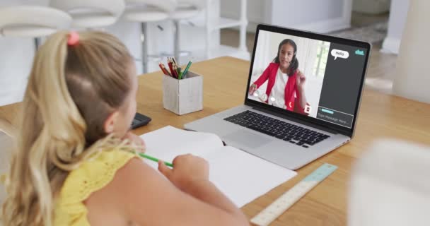 家庭でのオンラインレッスンのためにラップトップを使用して女子高生 彼女の同僚と画面上のWebチャットと グローバルコミュニケーション技術とオンライン初等教育の概念デジタル複合ビデオ — ストック動画