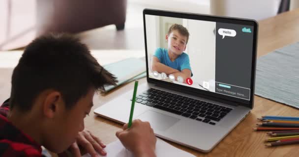 친구들 인터넷 채팅을 학생들 집에서 온라인 강의를 노트북을 사용하고 있습니다 — 비디오
