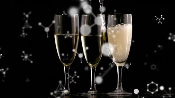 Анімація Мереж Плавають Над Шампанським Вливається Три Склянки Чорному Тлі — стокове відео