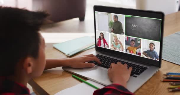 Школьник Использующий Ноутбук Онлайн Урока Дома Разнообразным Учителем Классом Экране — стоковое видео