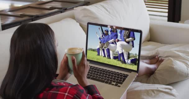 Sammansatt Kvinna Sitter Hemma Med Kaffe Tittar Baseball Match Covid — Stockvideo