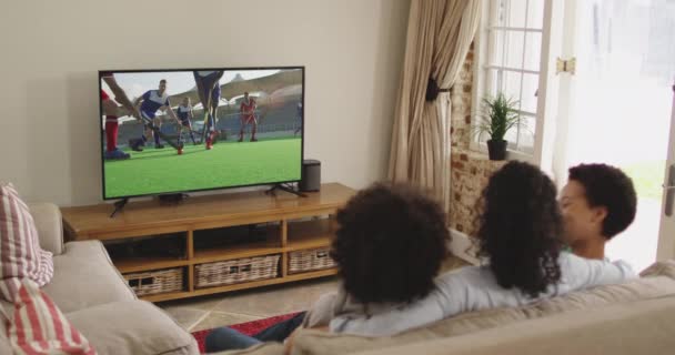 Kompozit Šťastné Rodiny Sedí Spolu Doma Dívají Hokej Televizi Sport — Stock video