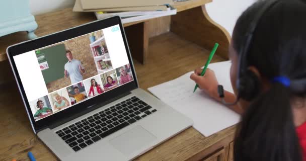 Studentessa Che Utilizza Computer Portatile Lezione Online Casa Con Diversi — Video Stock