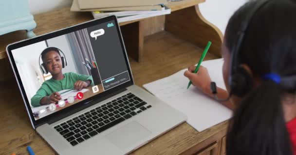 Školačka Pomocí Notebooku Pro Online Lekci Doma Její Školní Přítel — Stock video