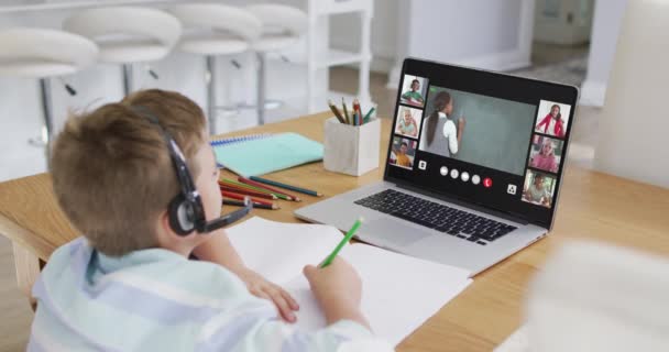 Schoolboy Använder Laptop För Online Lektion Hemma Med Olika Lärare — Stockvideo