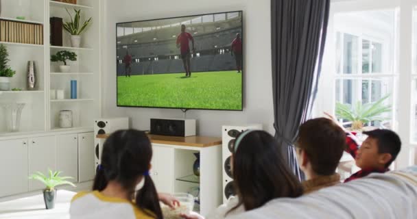 Composto Família Feliz Sentados Casa Juntos Assistindo Rugby Match Esportes — Vídeo de Stock