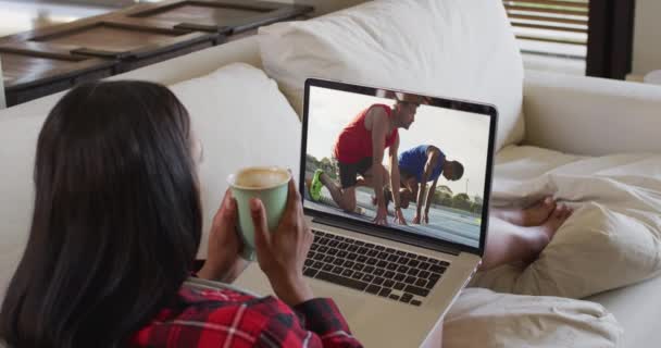 Evde Oturup Elinde Kahve Olan Bir Kadının Dizüstü Bilgisayarla Spor — Stok video